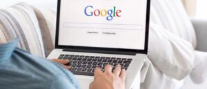Orang mencari informasi menggunakan Google